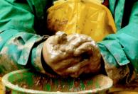 Kinderhände mit Schlamm verschmiert: Bei uns spielen Kinder frei!